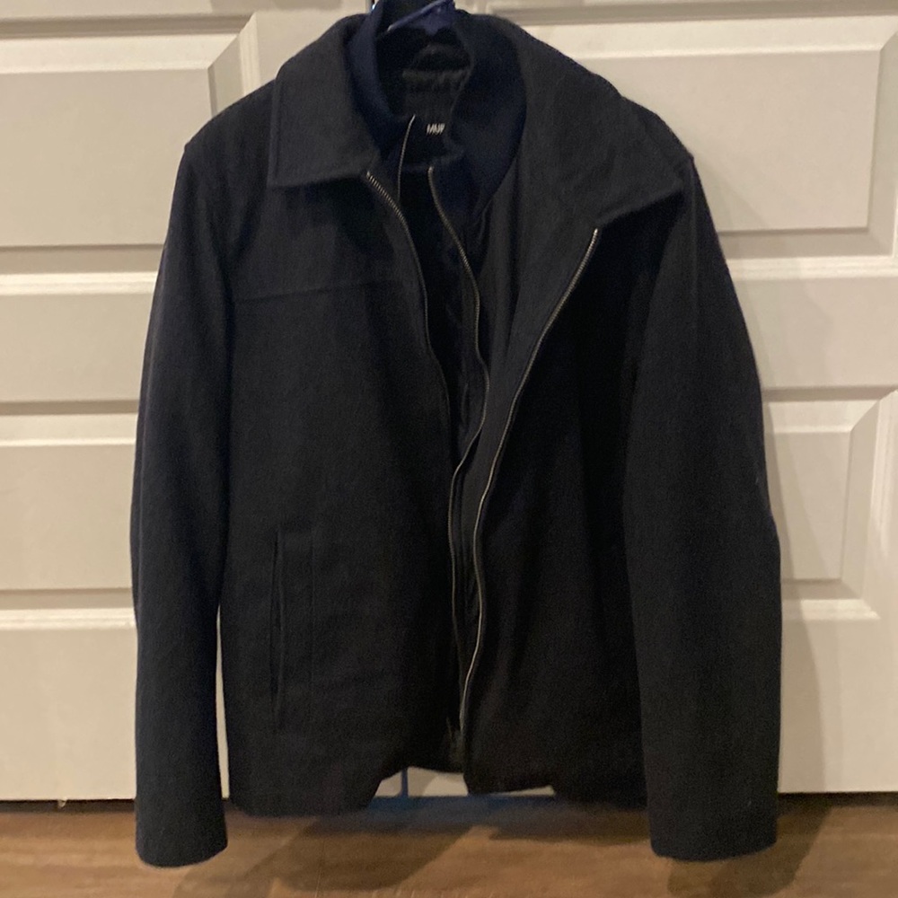 Thick double zipper jacket with 2 inner pockets and 2 outside pockets.